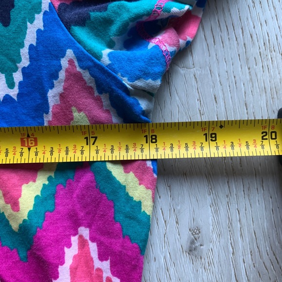 Lilly Pulitzer Cynthia Top Multicolor Hearts of Flutter Chevron V-Neck Tee SZ M - Picture 4 of 6